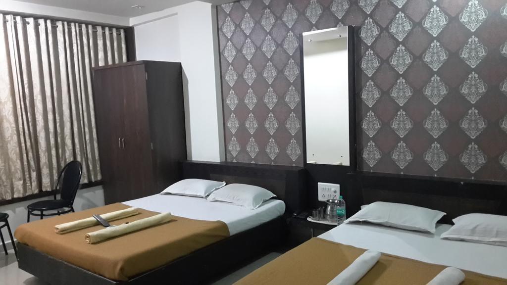 Hotel Sai Galaxy Inn Ширді Екстер'єр фото