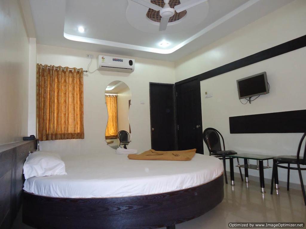 Hotel Sai Galaxy Inn Ширді Номер фото