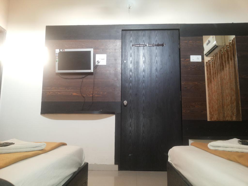 Hotel Sai Galaxy Inn Ширді Номер фото