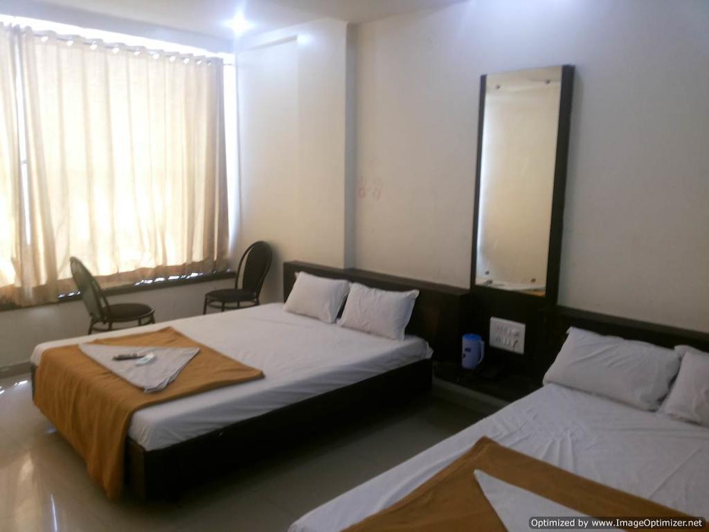 Hotel Sai Galaxy Inn Ширді Номер фото