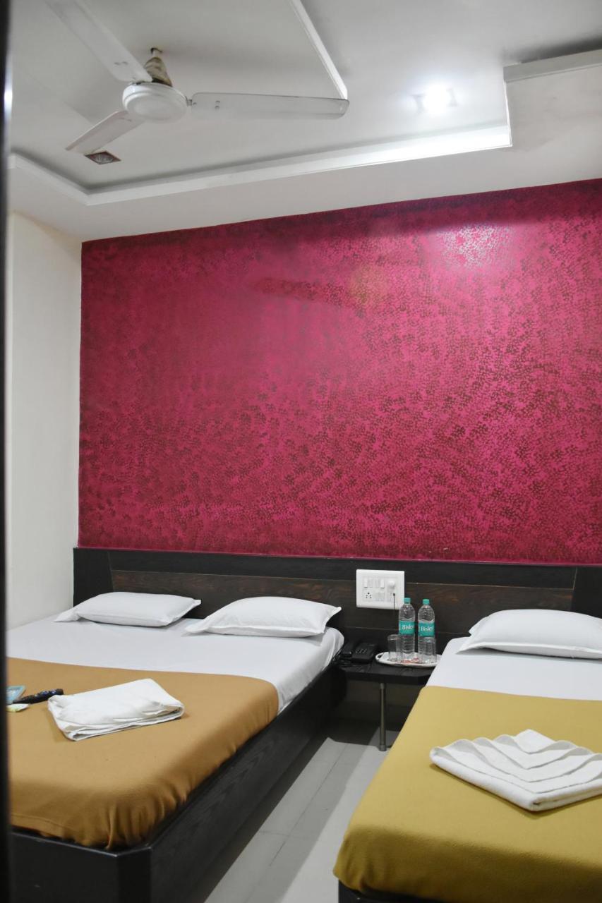 Hotel Sai Galaxy Inn Ширді Екстер'єр фото