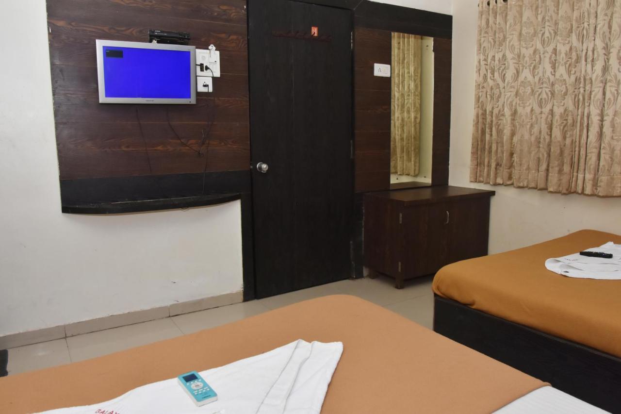 Hotel Sai Galaxy Inn Ширді Екстер'єр фото